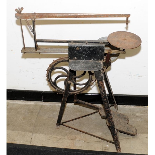 248 - Vintage GEM treadle fret saw. In working condition