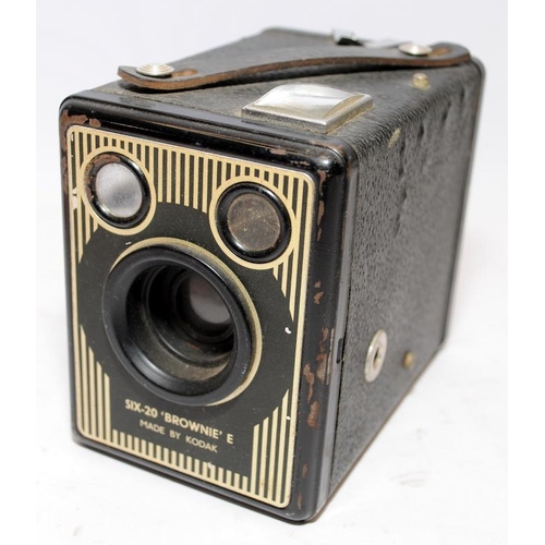 294 - Vintage G B Bell & Howell 624 EE Autoset clockwork movie camera c/w a Kodak 620 Brownie box camera a... 