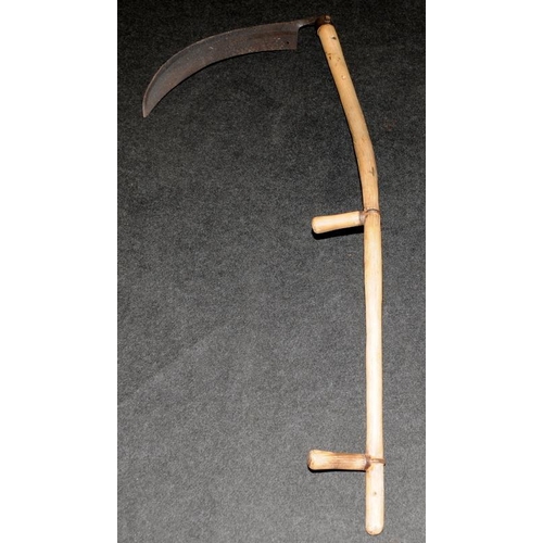 312 - Vintage scythe with yew wood handle. In good order