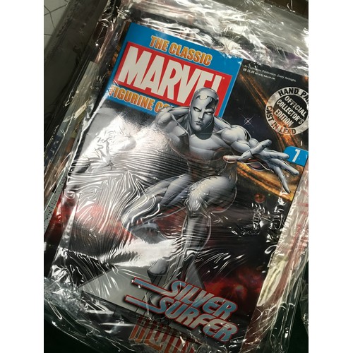 153 - Marvel comics figurine collection of magazines.