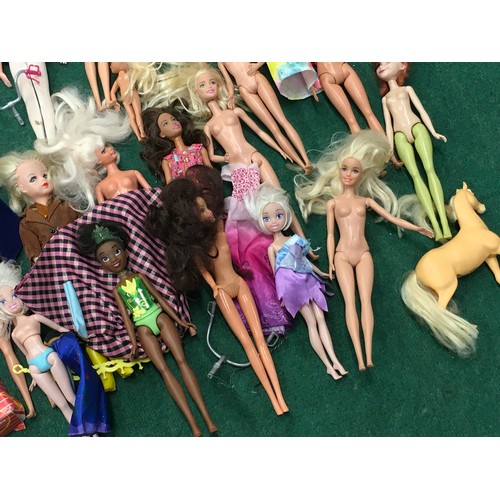 164 - Box containing a large collection of Barbie, Sindy and other dolls.