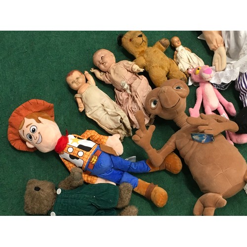 168 - Collection of soft toys and dolls to include some vintage.