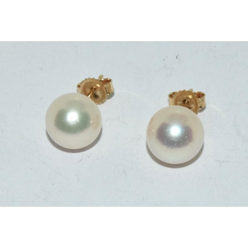 477 - Pearl stud earrings set in 9ct gold.