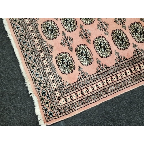 324 - Contemporary dusky pink patterned carpet 120x78cm.