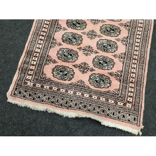 324 - Contemporary dusky pink patterned carpet 120x78cm.