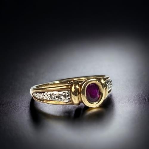 440 - A 9CT GOLD LADIES DIAMOND & RUBY RING. 
H/M DIA IN RING.
SIZE N.