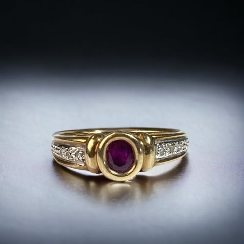 440 - A 9CT GOLD LADIES DIAMOND & RUBY RING. 
H/M DIA IN RING.
SIZE N.