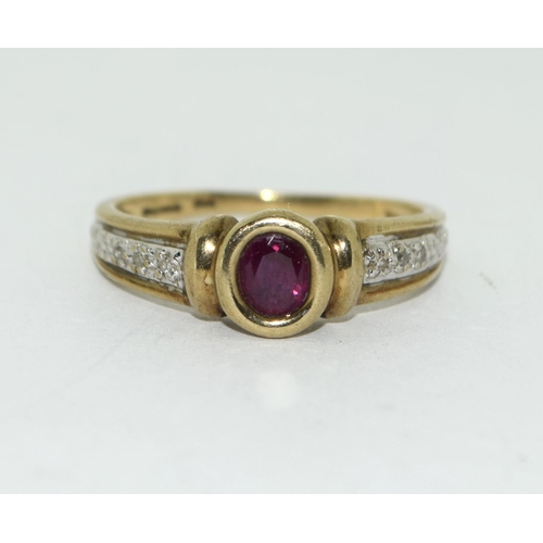 440 - A 9CT GOLD LADIES DIAMOND & RUBY RING. 
H/M DIA IN RING.
SIZE N.