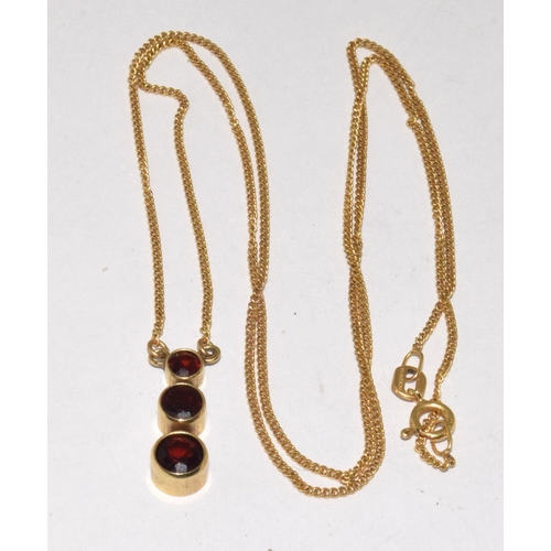 539 - 9ct gold ladies Garnet pendant necklace