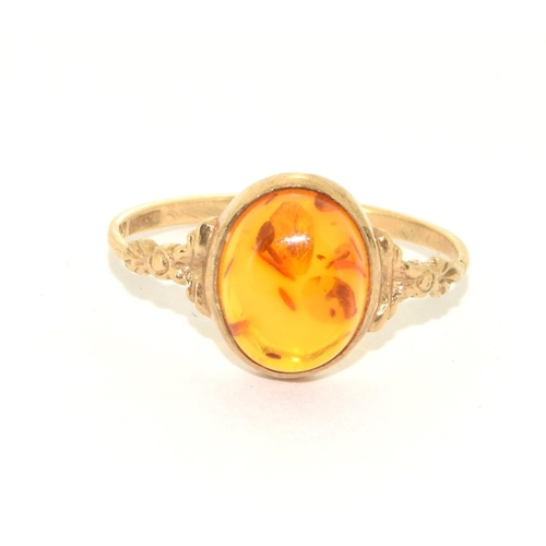 398 - 9ct gold ladies Amber ring size O