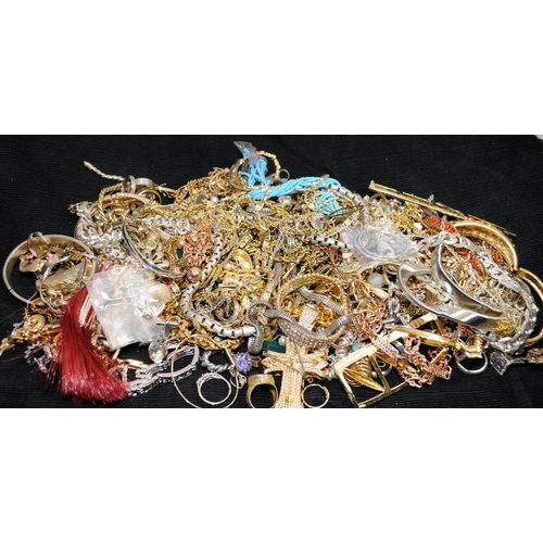 412 - Bag of costume jewellery