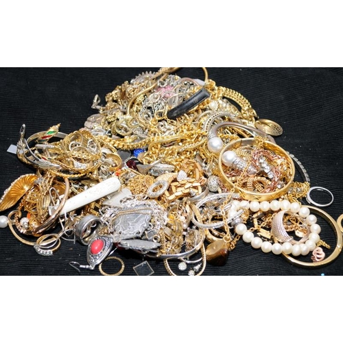 432 - Bag of costume jewellery