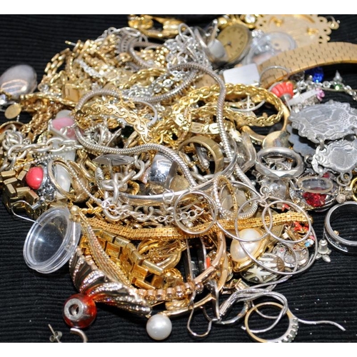 432 - Bag of costume jewellery