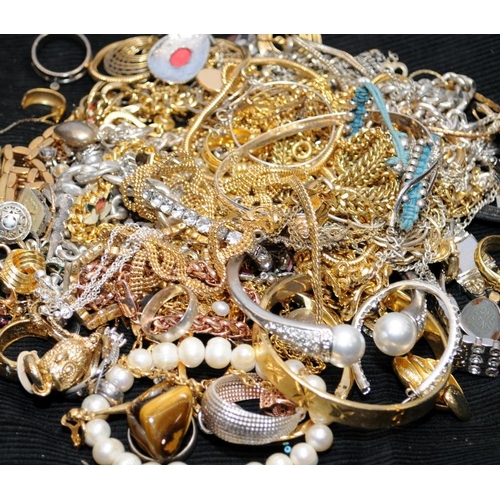 432 - Bag of costume jewellery