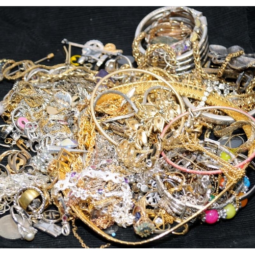 492 - Bag of costume jewellery