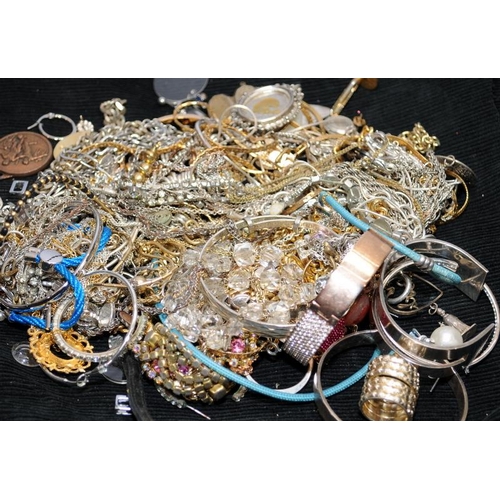 452 - Bag of costume jewellery