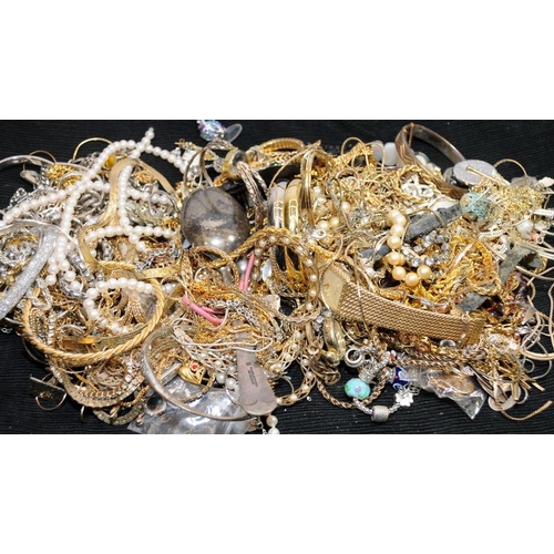 457 - Bag of costume jewellery