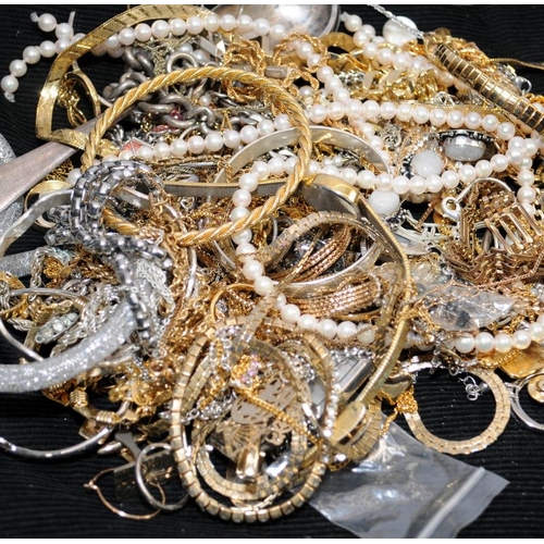 457 - Bag of costume jewellery