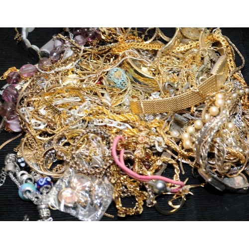 457 - Bag of costume jewellery