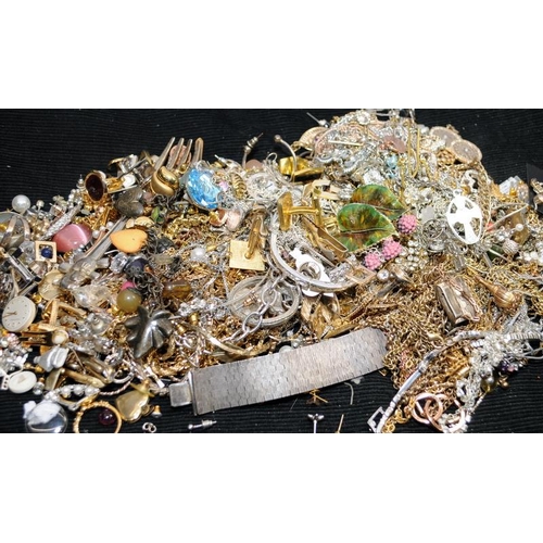 472 - Bag of costume jewellery