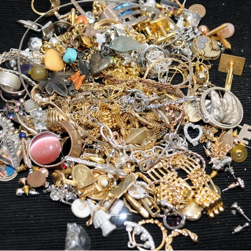 472 - Bag of costume jewellery