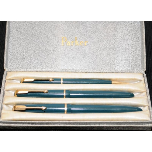 183 - Vintage Parker pen set in forest green to include Duofold and Victory fountain pens with nibs marked... 