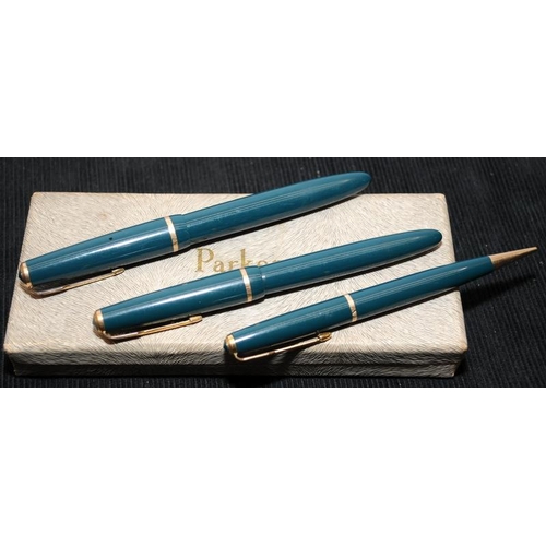 183 - Vintage Parker pen set in forest green to include Duofold and Victory fountain pens with nibs marked... 