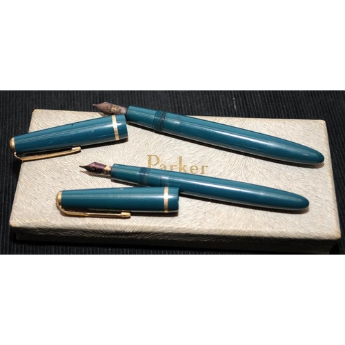 183 - Vintage Parker pen set in forest green to include Duofold and Victory fountain pens with nibs marked... 