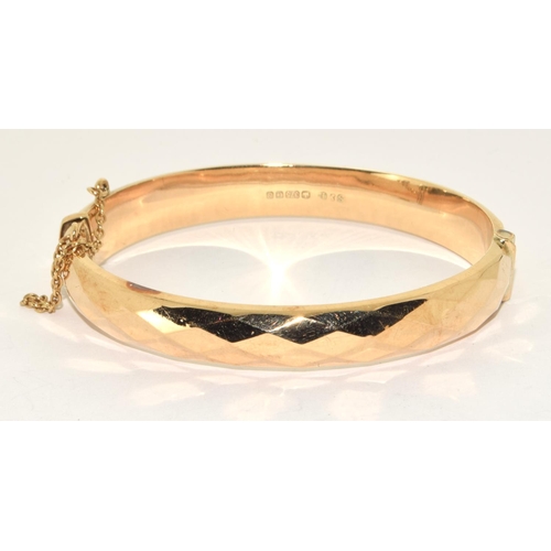 394 - 9ct gold ladies hinged bangle with safety chain 13g