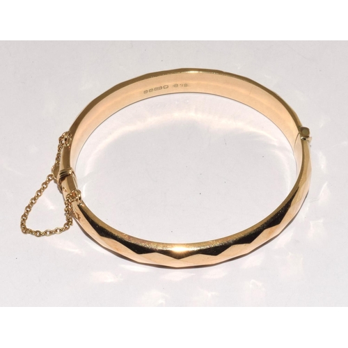 394 - 9ct gold ladies hinged bangle with safety chain 13g