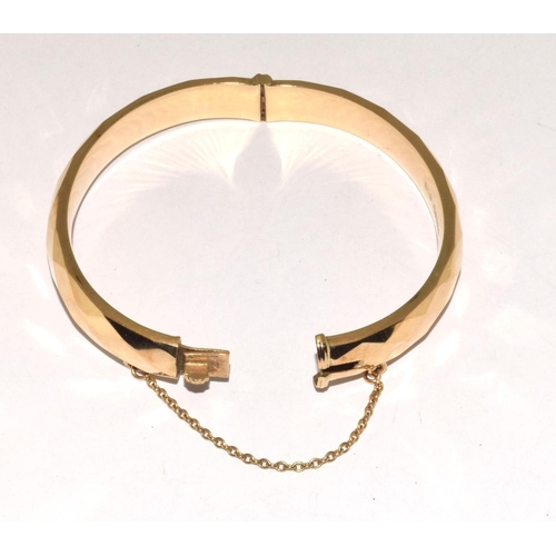 394 - 9ct gold ladies hinged bangle with safety chain 13g