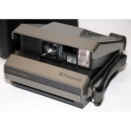 243 - A small collection of vintage Polaroid instant cameras to include Super Swinger, Polaroid 600 and an... 