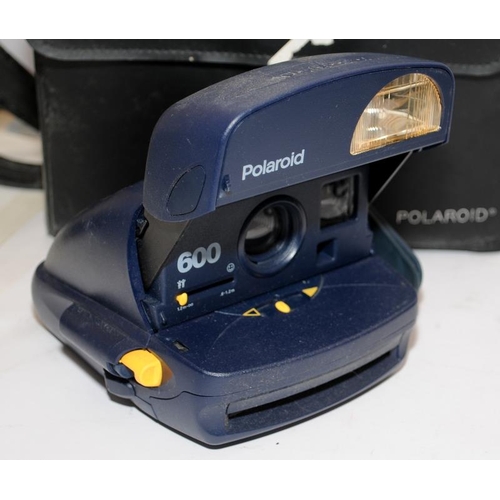 243 - A small collection of vintage Polaroid instant cameras to include Super Swinger, Polaroid 600 and an... 