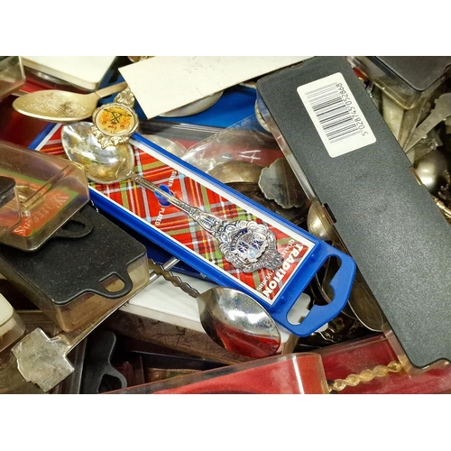 160 - Box containing large collection of boxed and unboxes souvenir teaspoons.