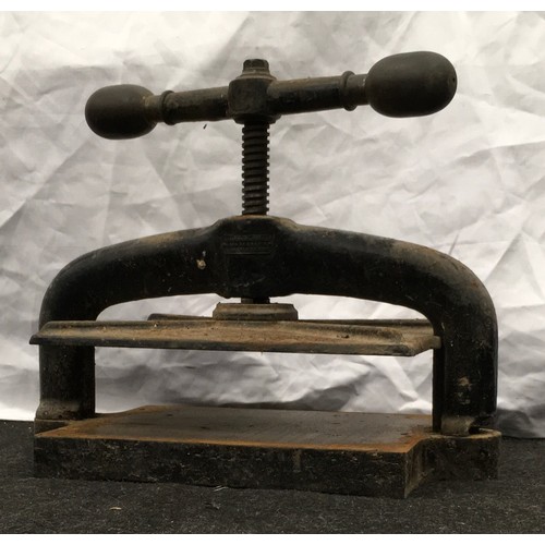 139 - Vintage heavy duty hand screw press by Mawson, Swan & Morgan of Newcastle upon Tyne. 12