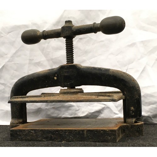 139 - Vintage heavy duty hand screw press by Mawson, Swan & Morgan of Newcastle upon Tyne. 12