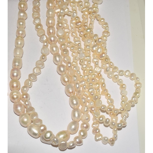 489 - Selection of Freshwater pearl necklaces and a pill box.