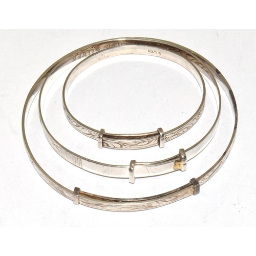 522 - Selection of 8 vintage silver bangles and bracelets.