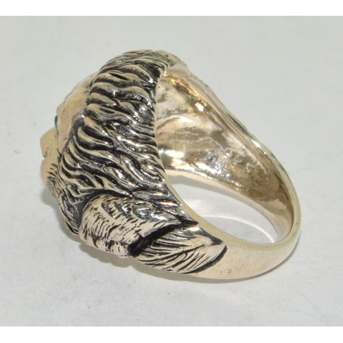 463 - A silver lion mask ring.