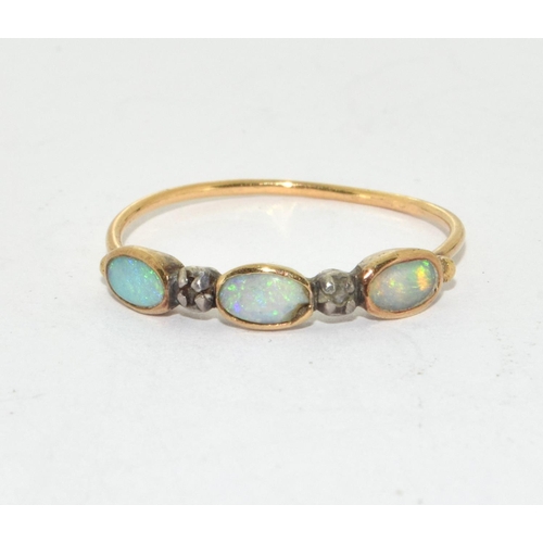 150 - 15ct gold ladies Opal and Diamond 5 stone antique set ring size R