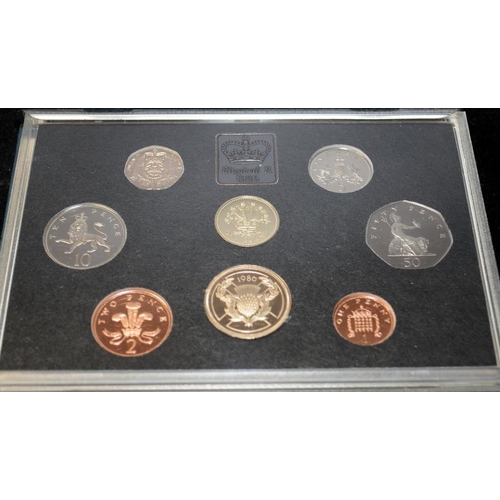 45 - Ireland's First Decimal Coins wallet, Britain's First Decimal Coins wallet and a Royal Mint 1986 pro... 