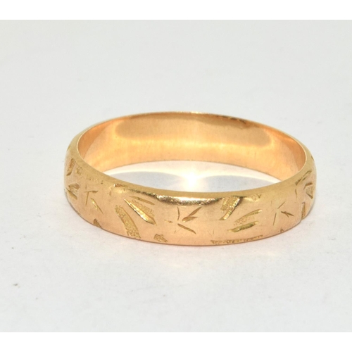 375 - 18ct gold embossed wedding band size R  4.4g