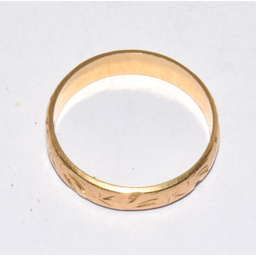 375 - 18ct gold embossed wedding band size R  4.4g