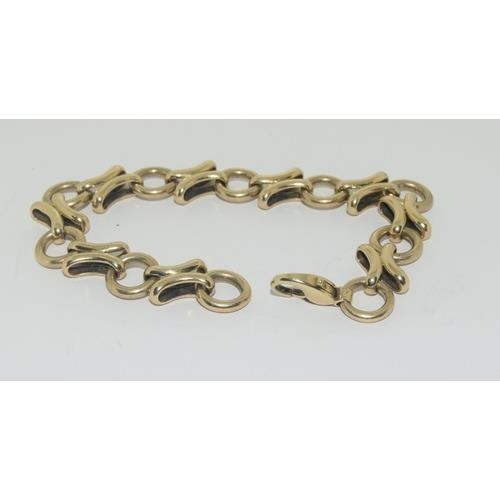 397 - 9ct gold fancy link designed bracelet 21cm ,35g