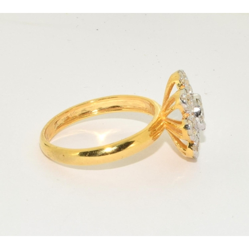 414 - An 18ct gold daisy ring, Approx 1.30ct, Size R