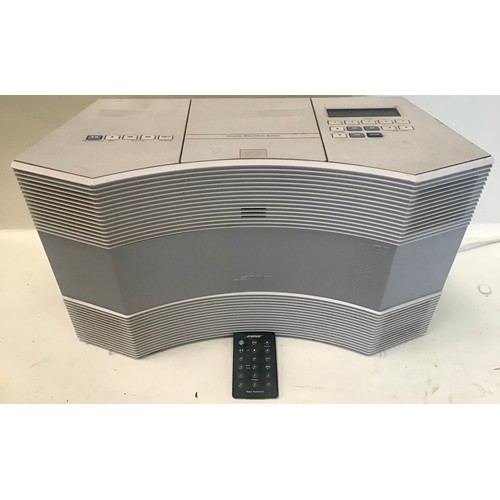 561 - BOSE ACOUSTIC WAVE MUSIC SYSTEM. This unit powers up fine and comes complete with remote control.