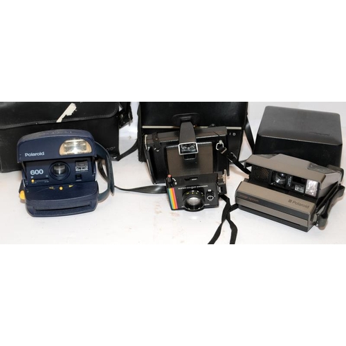 103 - A small collection of vintage Polaroid instant cameras to include Super Swinger, Polaroid 600 and an... 