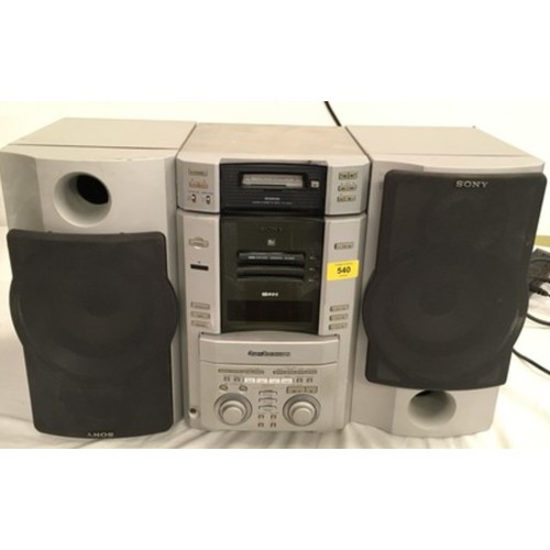 565 - SONY MINI DISC AND CD STEREO HI-FI. Comes with 2 speakers. Powers on when plugged in.