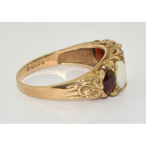 320 - 9ct Gold Ladies Opal & Garnet Graduated 5 Stone Gypsy Ring. Size R