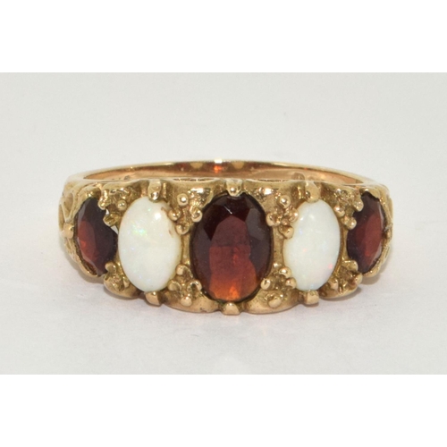 320 - 9ct Gold Ladies Opal & Garnet Graduated 5 Stone Gypsy Ring. Size R